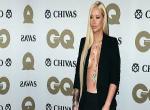 Ünlü Şarkıcı Iggy Azalea, Yılın Erkeği Törenine Sütyensiz Geldi