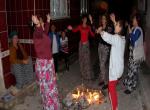 Evlerinin önünde kutlama yaptılar