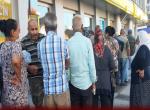 Başvurusu kabul edilen aileler, PTT önünde uzun kuyruklar oluşturdu