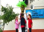 Minik Öğrenciler, Atatürk Islanmasın Diye Büstüne Şemsiye Tuttu