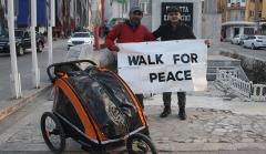 İngiltere'den Mekke'ye yürüyerek gidiyor