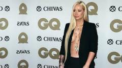 Ünlü Şarkıcı Iggy Azalea, Yılın Erkeği Törenine Sütyensiz Geldi