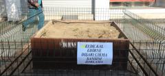 Yaşlılar tel örgüye takıldı