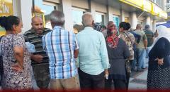 Başvurusu kabul edilen aileler, PTT önünde uzun kuyruklar oluşturdu