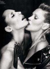 Kate Moss'tan transseksüel öpücük