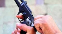 Havaya ateş etmek isterken kendini vurdu