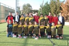 Maç Sonrası Minik Futbolculara Kitap Dağıtıldı
